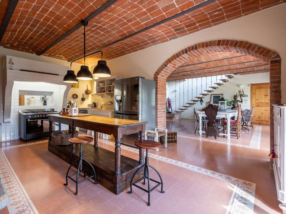 Sky, Mountain, Daytime, Building, Plant, Natural Landscape, House, Vegetation, Highland, Tree