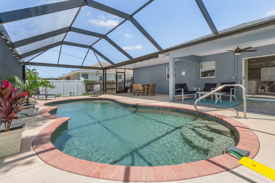 Shallow end of the heated saltwater pool. A great place to cool off on a hot day! Note - the fence has all been replaced with new beautiful white vinyl.