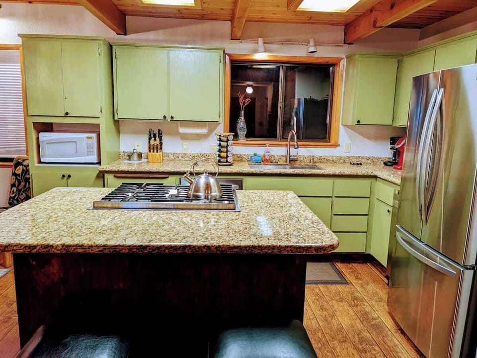 Full kitchen