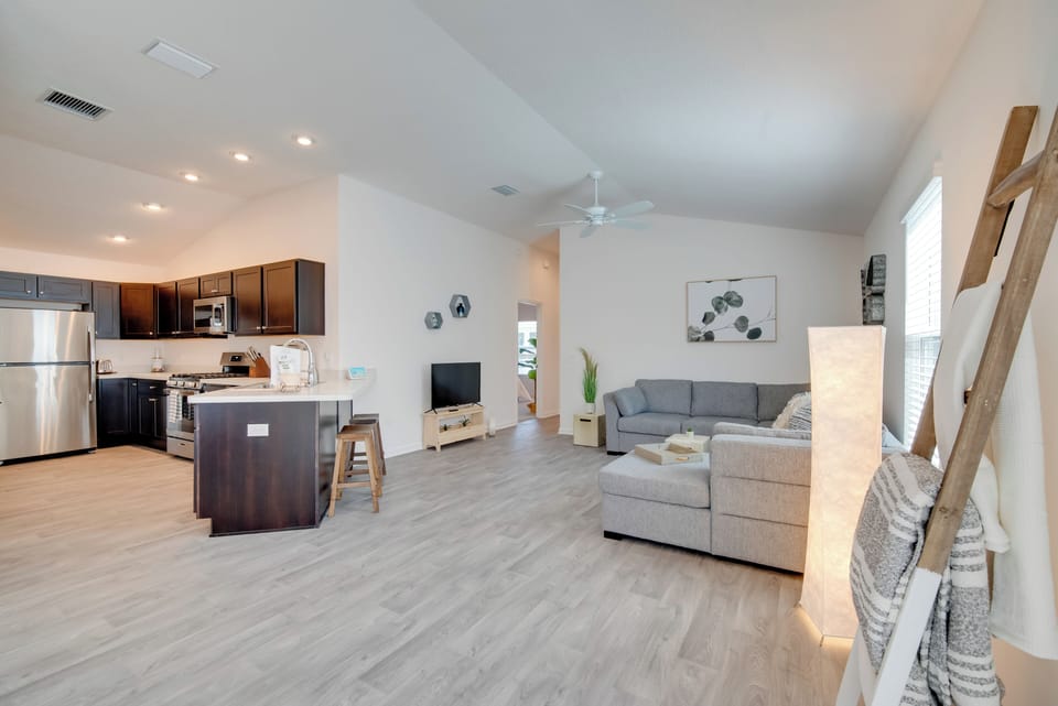 Living Room | Sleeper Sofa | Free WiFi | Central A/C & Heat | Smart TV