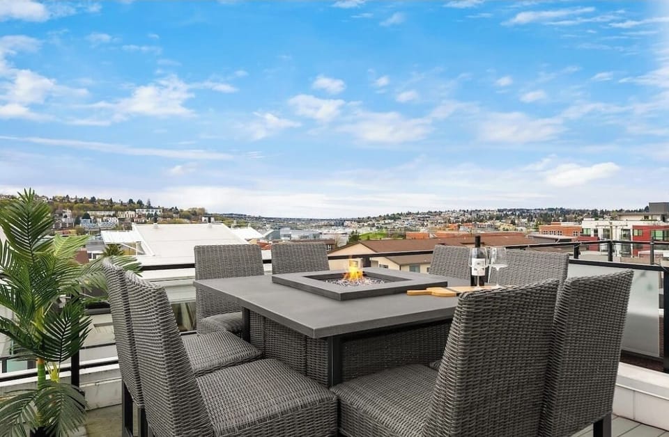 Dine and enjoy drinks while keeping warm on the rooftop with our fire pit! 