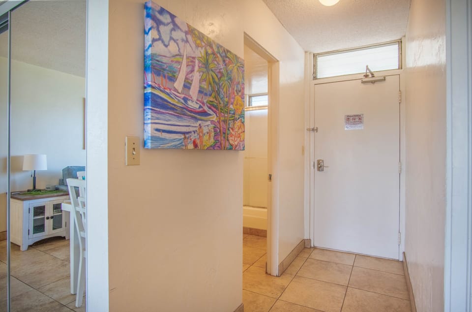 Nani Kai Hale 507- Entryway and 2nd bathroom entrance