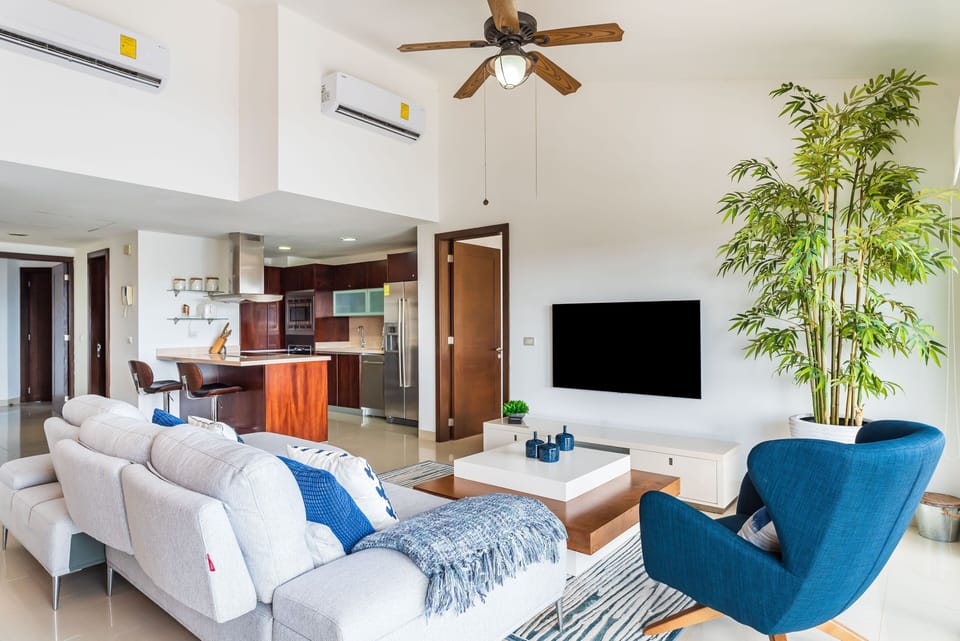 Living Room, Room, Indoors, Screen, Ceiling Fan