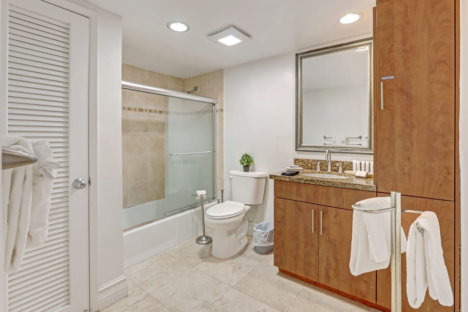 Spacious Bathroom 