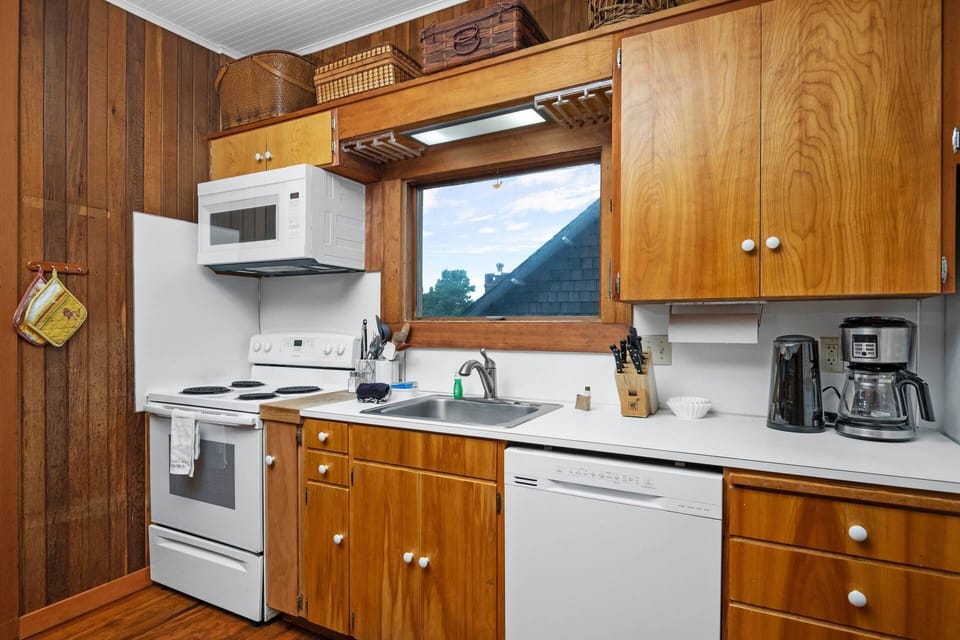 "Loved clean rooms and cozy living room. Walk to the beach is close and kitchen is fully stocked." - Ashleigh