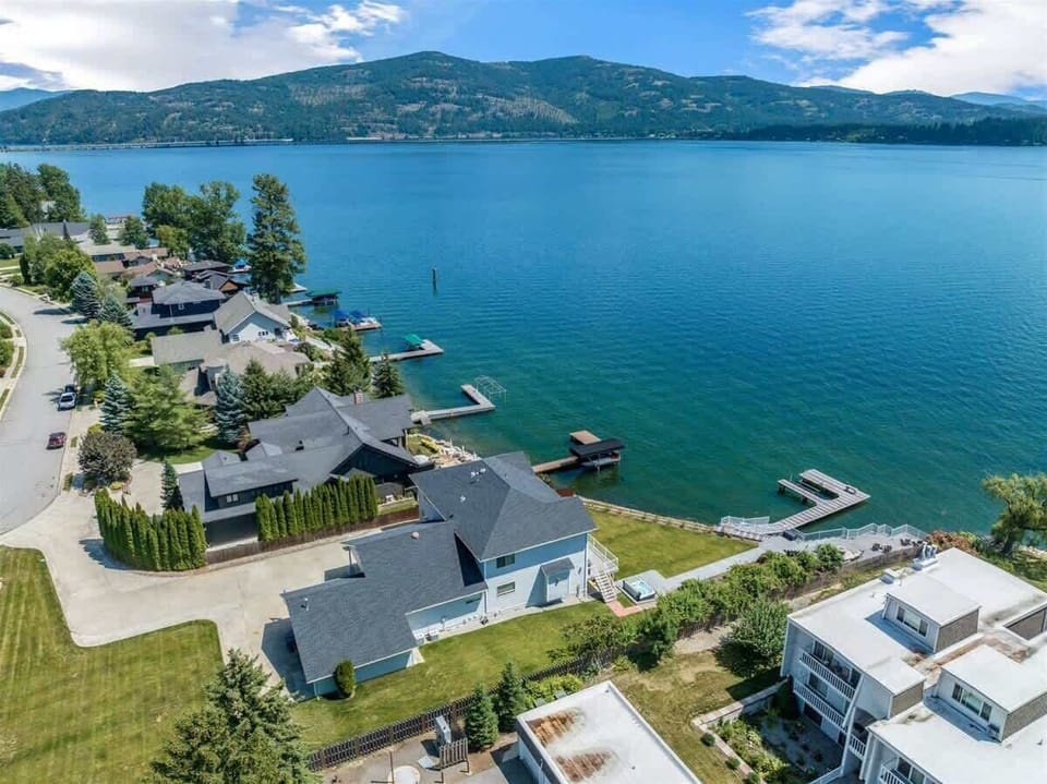 Right on the shores of Lake Pend'Oreille
