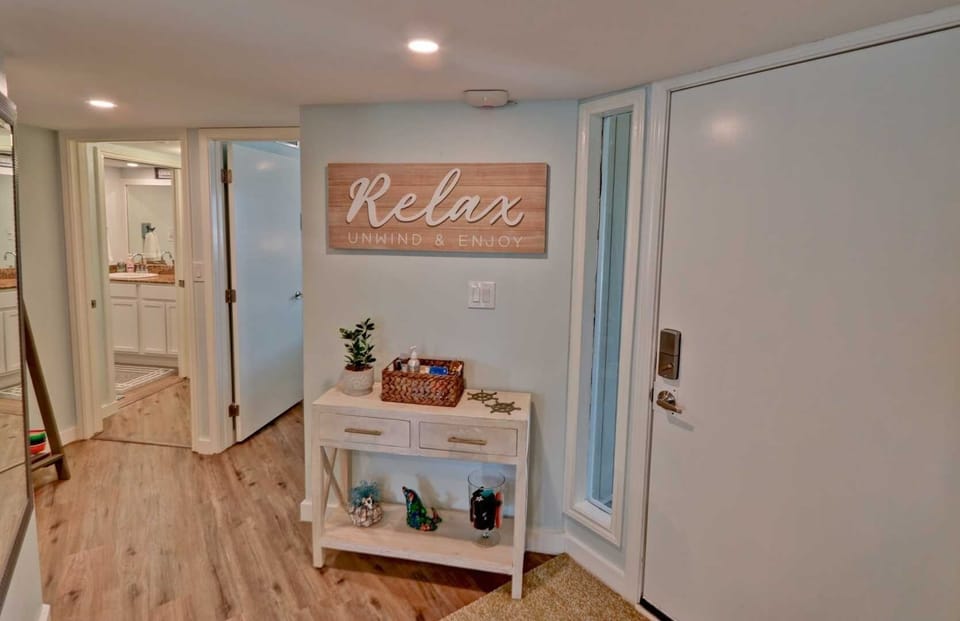 Flooring, Floor, Hardwood, Indoors, Furniture