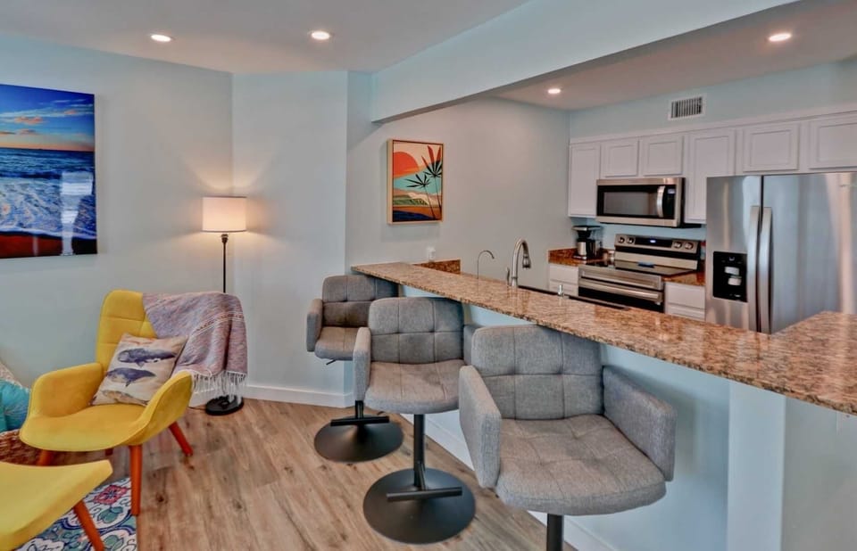 Living Room, Room, Indoors, Furniture, Microwave