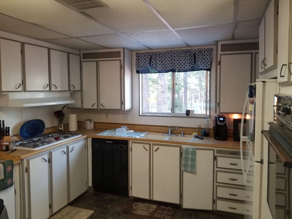 Gas cooktop & fully equipped kitchen - new (2022 refrigerator).  