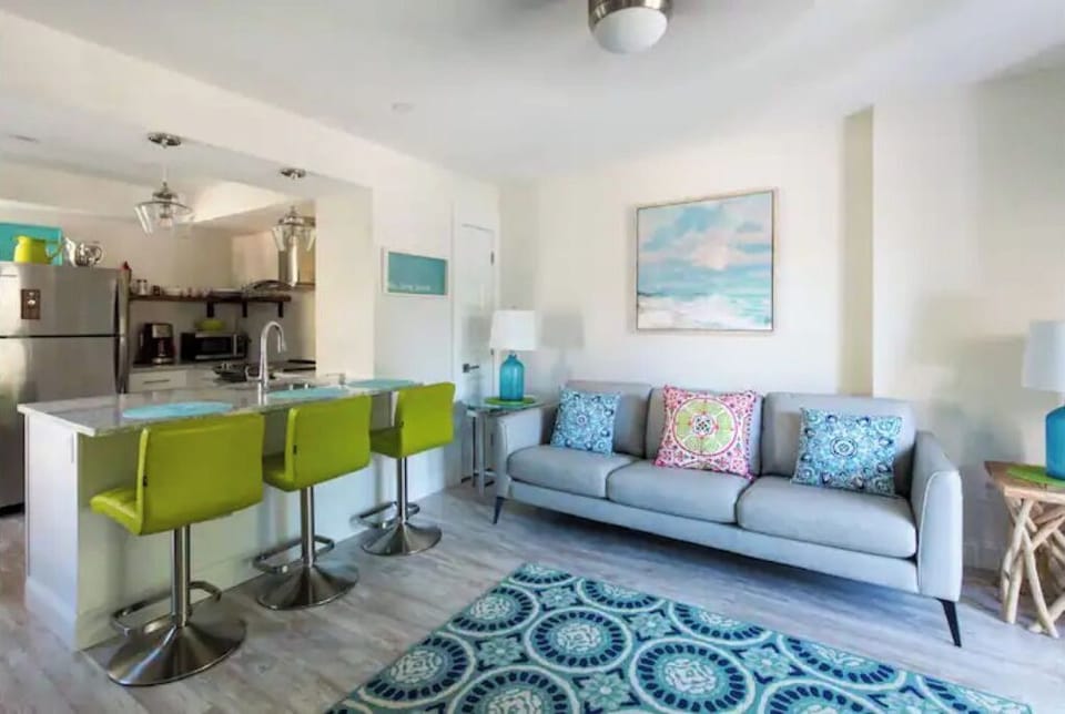 Swanky ! Great Porch for People Watching!