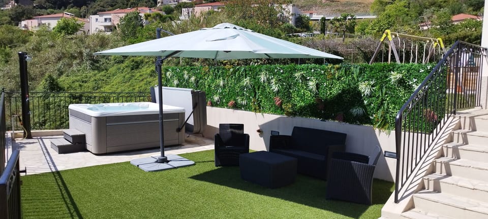 Outdoor spa tub