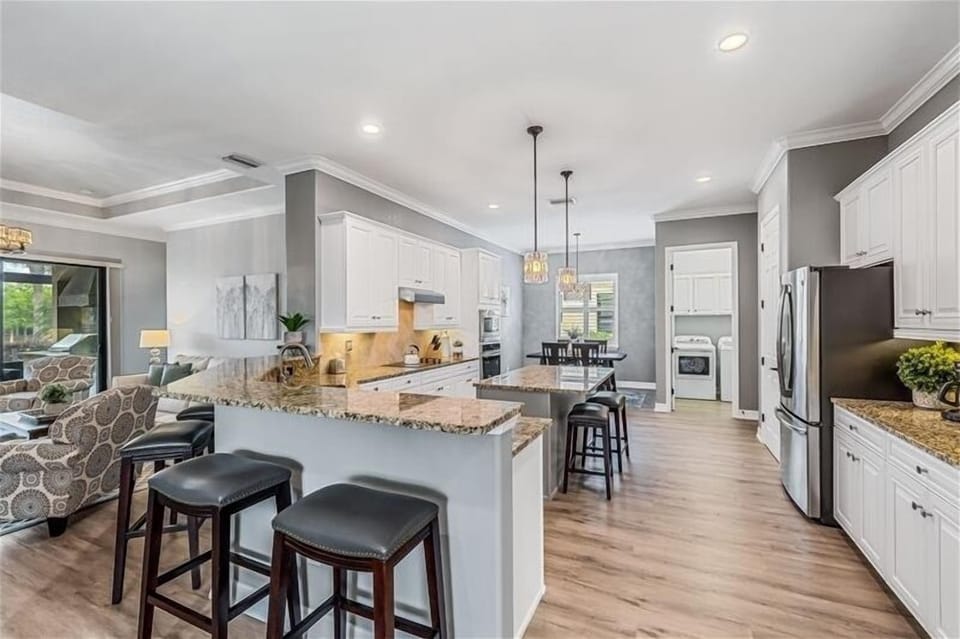 Extra Large Kitchen (Seating for 10)