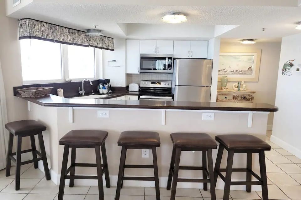 Kitchen and bar eating area