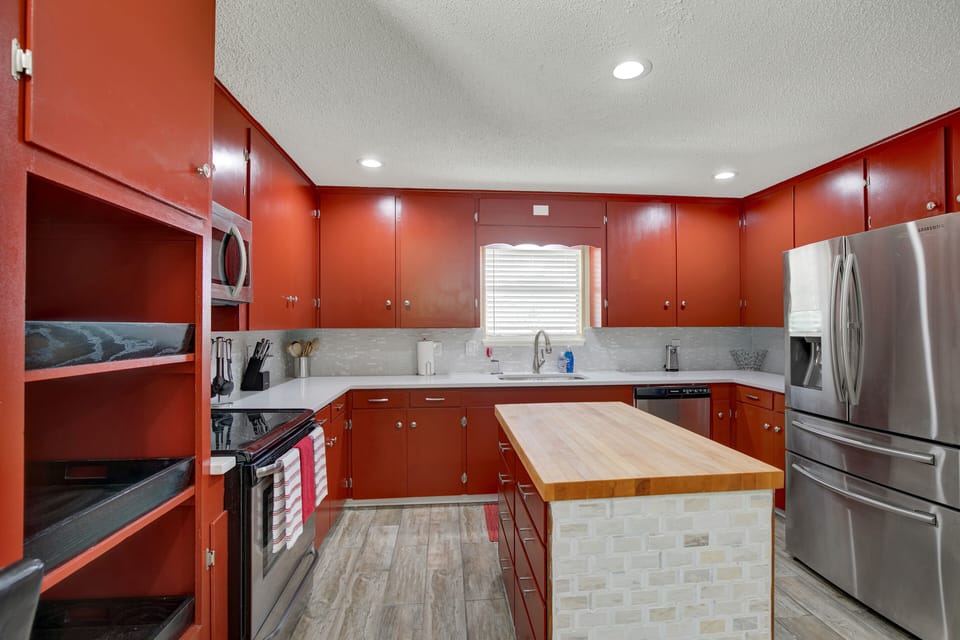 Fully Stocked Kitchen 