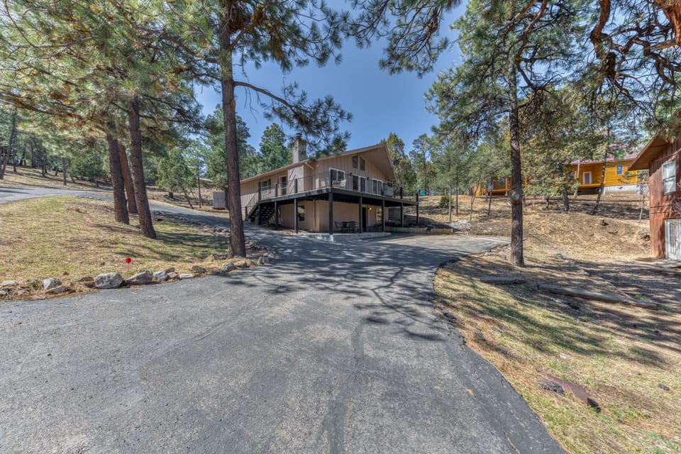 Lazy Bear & Cubhouse — spacious 5BR retreat with room for the whole crew.