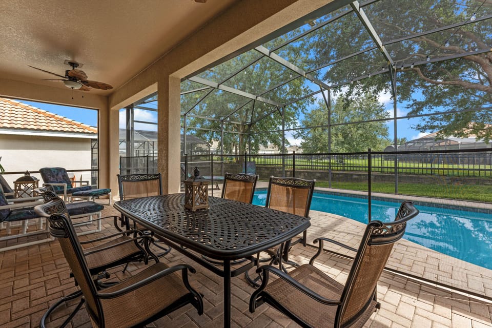 Lanai with removable safety fence