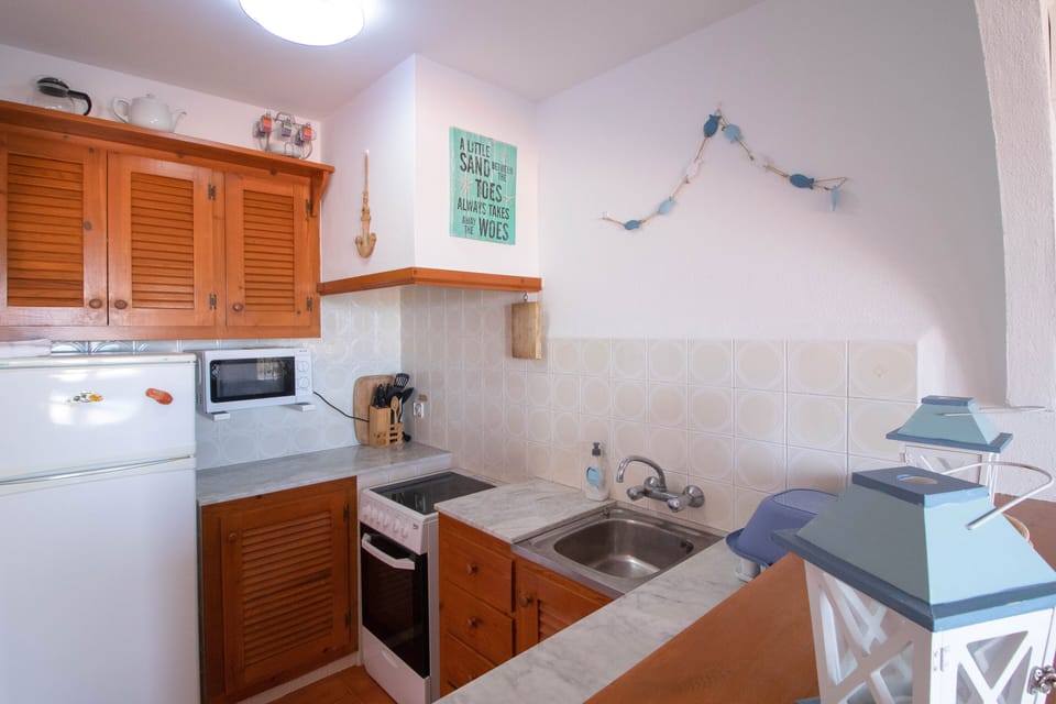 Well equipped with oven, grill, hob, microwave and numerous oils & spices