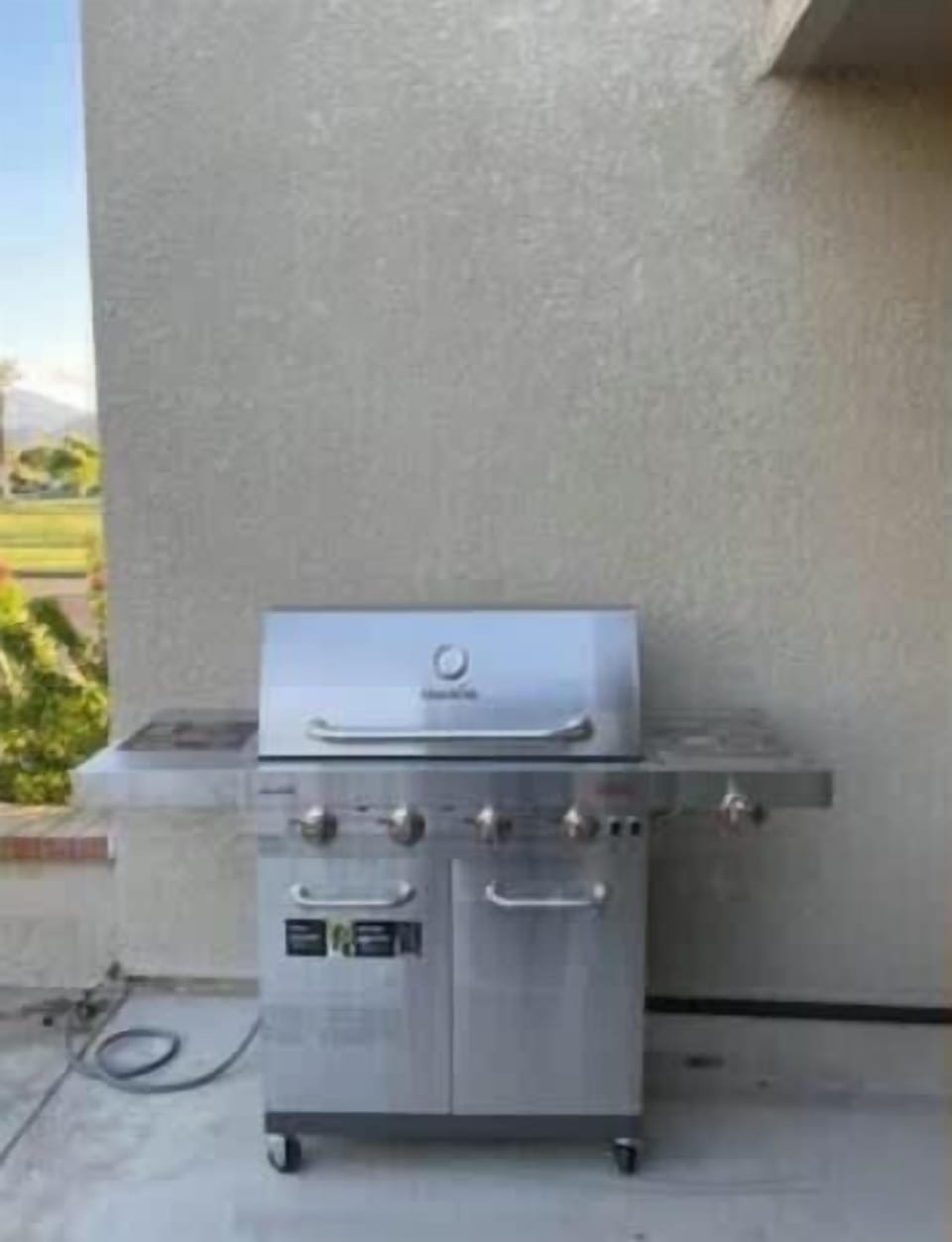 A place to grill and enjoy the views! Natural gas bbq!