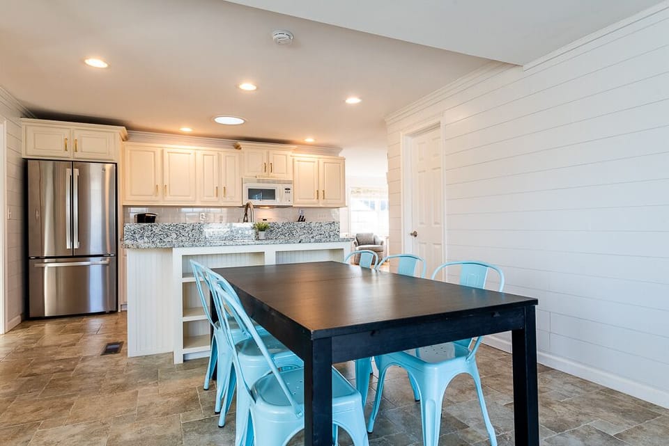 Kitchen & dining area