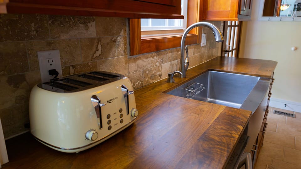 Counter space modern 4 bagel toast toaster , big  open sink with pullout nozzle 