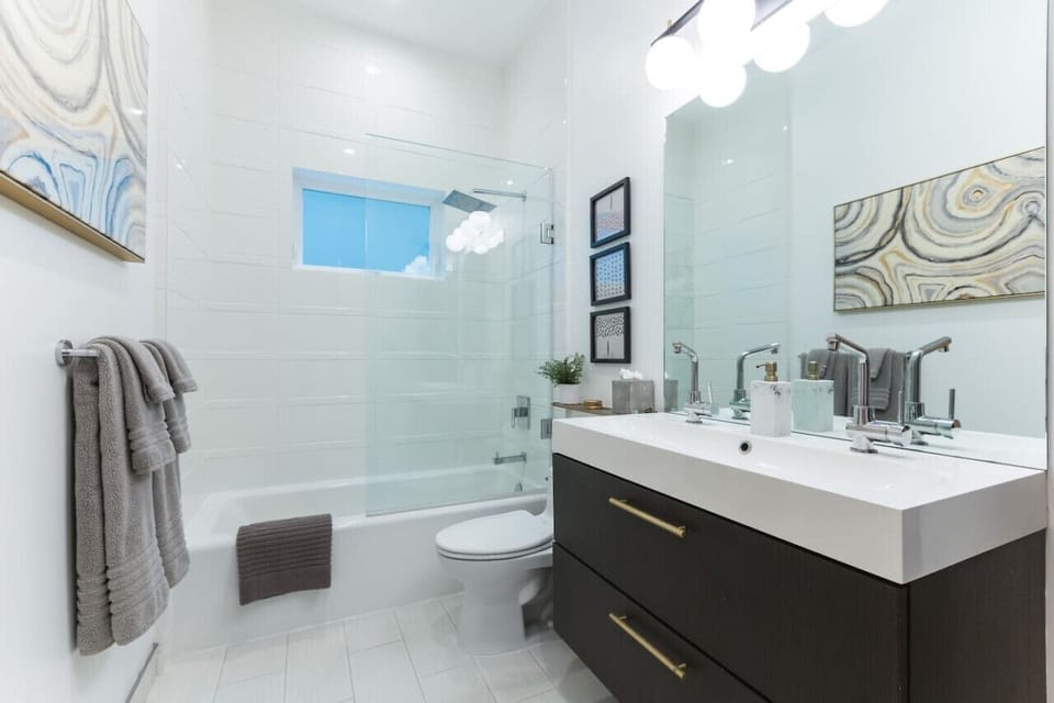 Full Bathroom (shared)