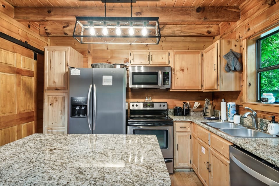 Fully Equipped Kitchen, featuring Stainless Steel Appliances/Granite Countertops