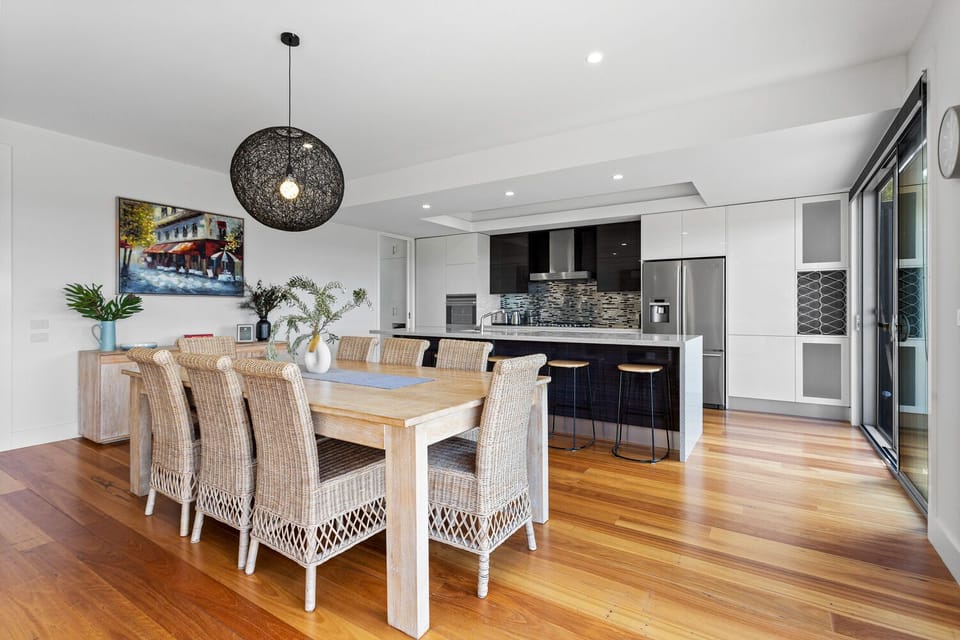 Fully equipped kitchen and dining area