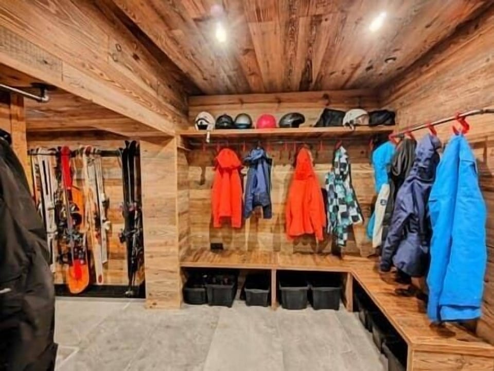 Ski room with boot dryer (1)