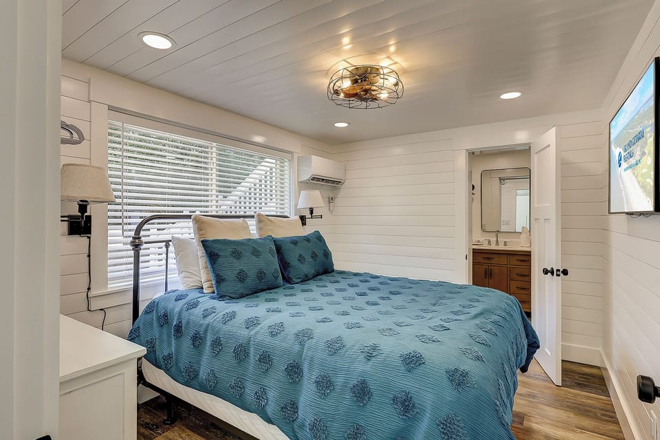 Queen bedroom