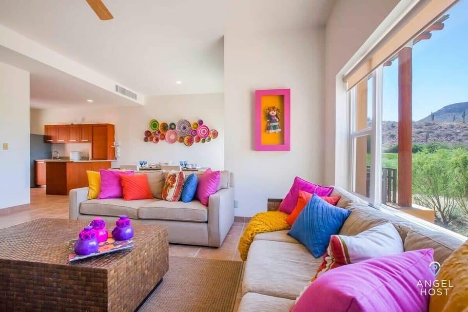 Open and luminous living room with comfortable sofas.