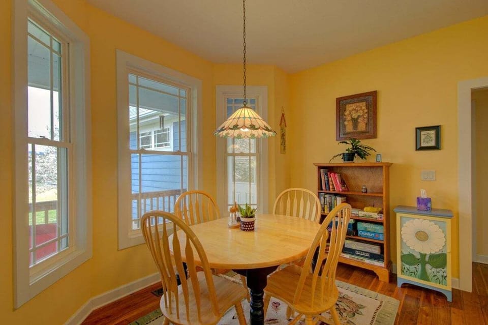 Nice breakfast area.