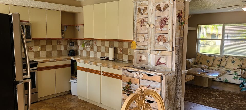 full supplied kitchen