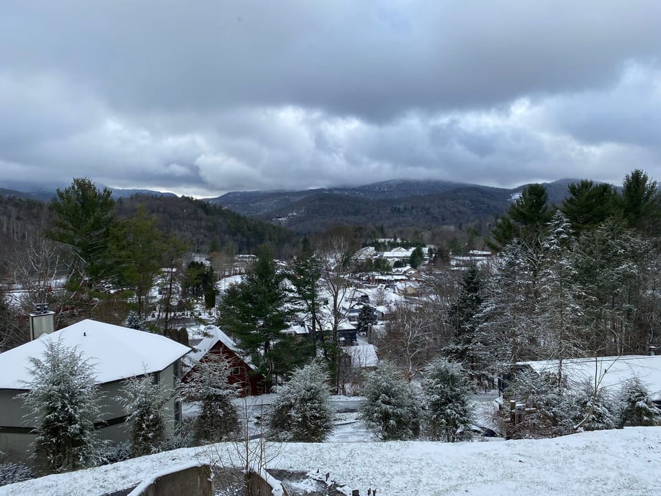 4 miles to Sugar Mountain Ski Resort
5.5 miles to Beech Mountain Ski Resort