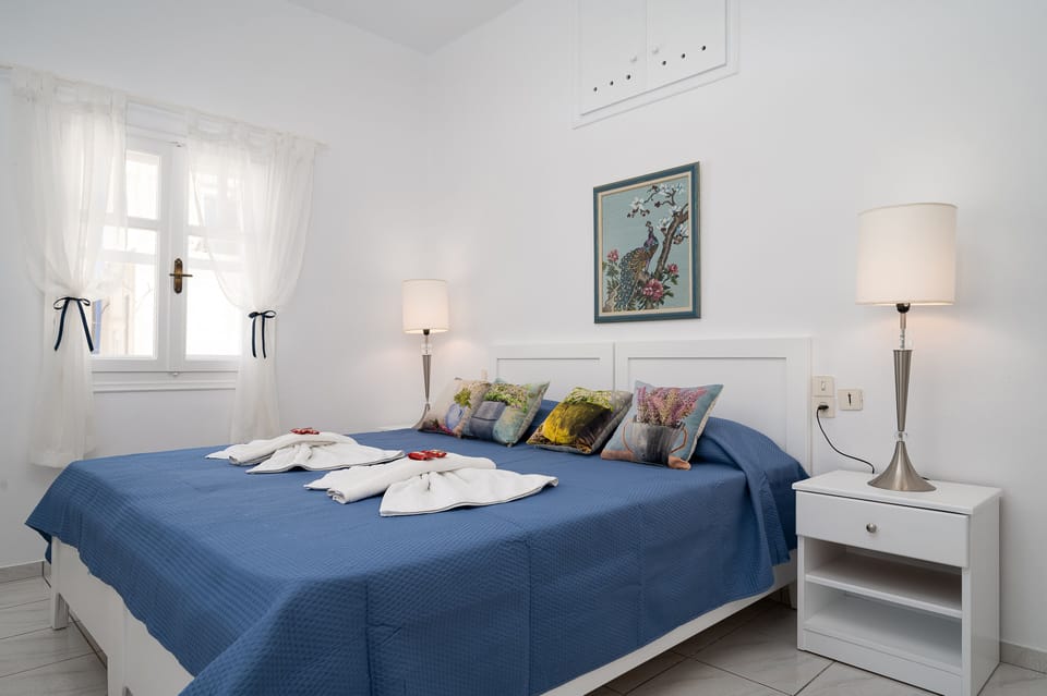 Bedroom with a king .size bed