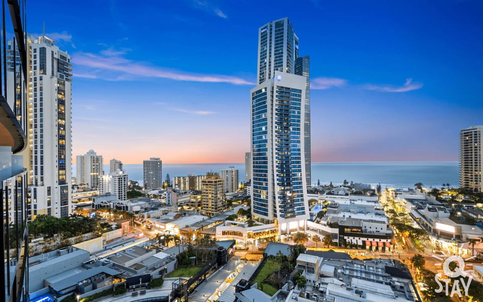 Spectacular views of the ocean and the city from the balcony