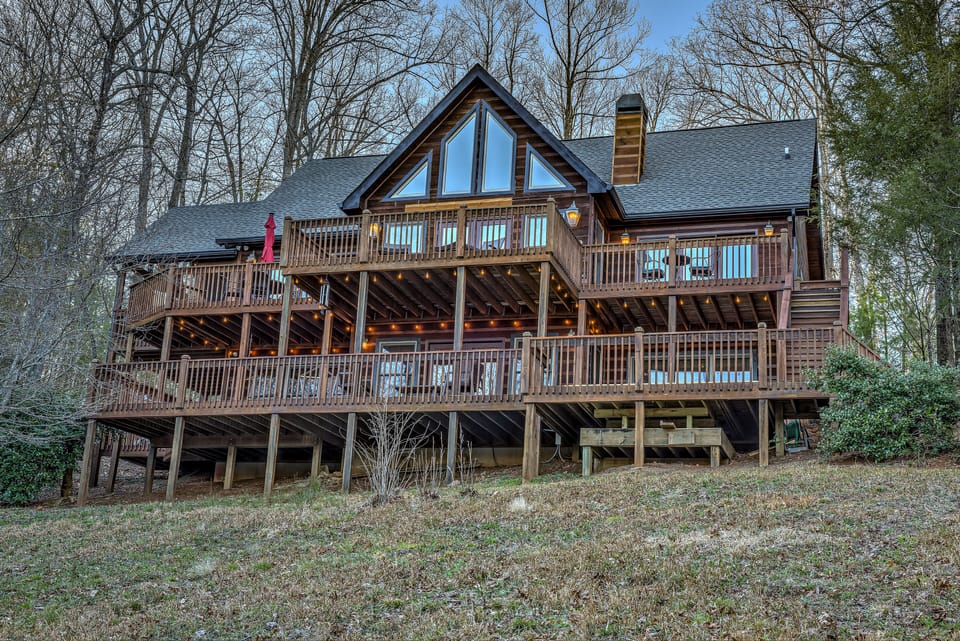 Enjoy 2 levels of deck entertainment space!
