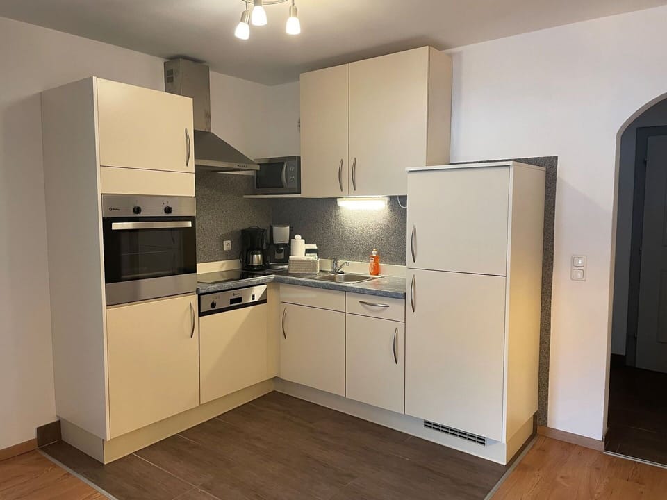 Building, Plant, Property, Window, Land Lot, Urban Design, Landscape, Neighbourhood, Grass, Leisure