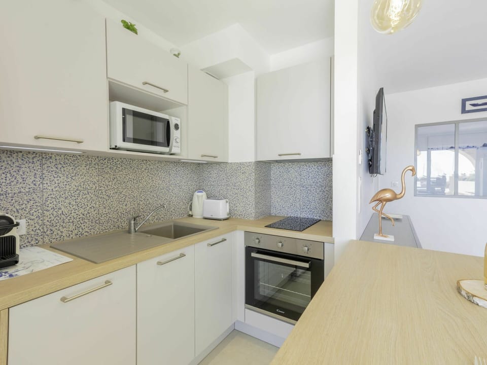 Building, Plant, Property, Window, Land Lot, Urban Design, Landscape, Neighbourhood, Grass, Leisure
