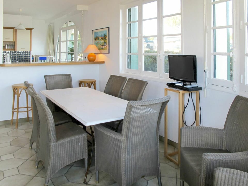 Table, Furniture, Window, Property, Couch, Television, Chair, Building, Wood, Living Room