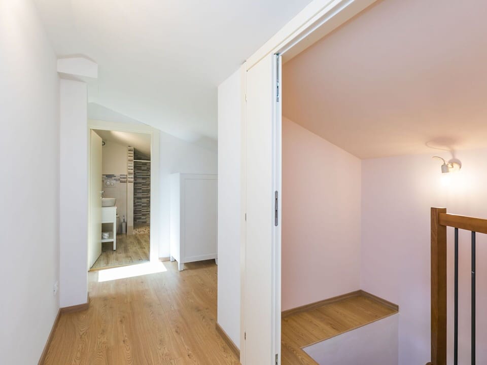 Wood, Hall, Flooring, Wood Stain, Floor, Building, Hardwood, Real Estate, Laminate Flooring