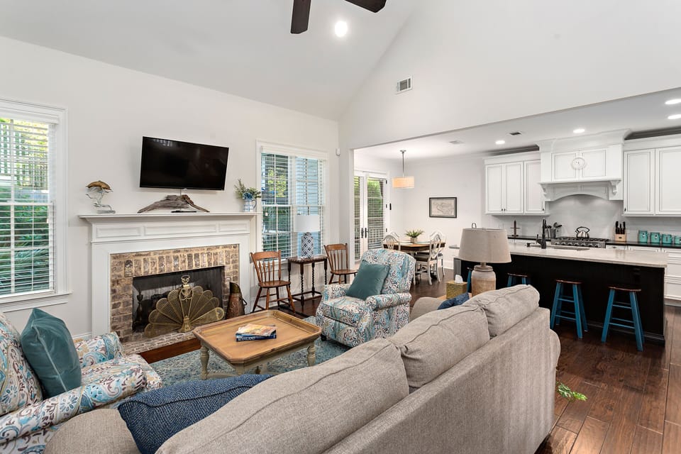 1012 Sinclair Pointe - Living Space