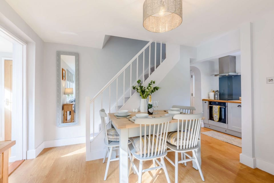 Hillcrest Cottage Dining Table - StayCotswold