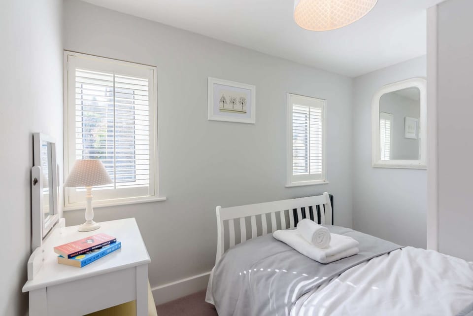 Hillcrest Cottage Small Double Bedroom - StayCotswold
