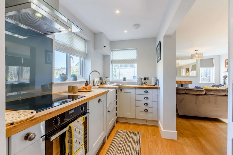 Hillcrest Cottage Kitchen - StayCotswold