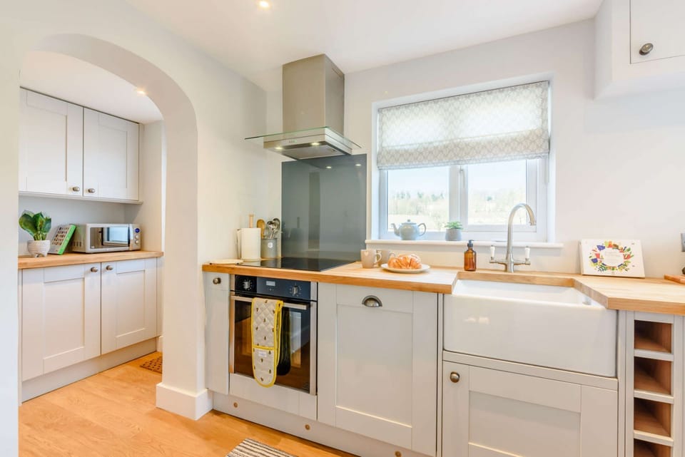 Hillcrest Cottage Kitchen - StayCotswold