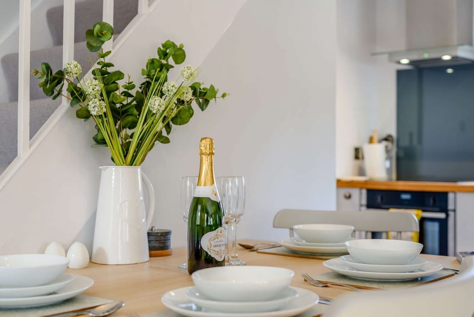 Hillcrest Cottage Dining Table - StayCotswold