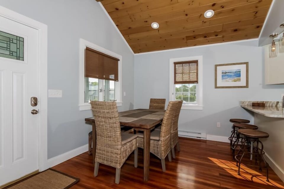 Dining area near kitchen island