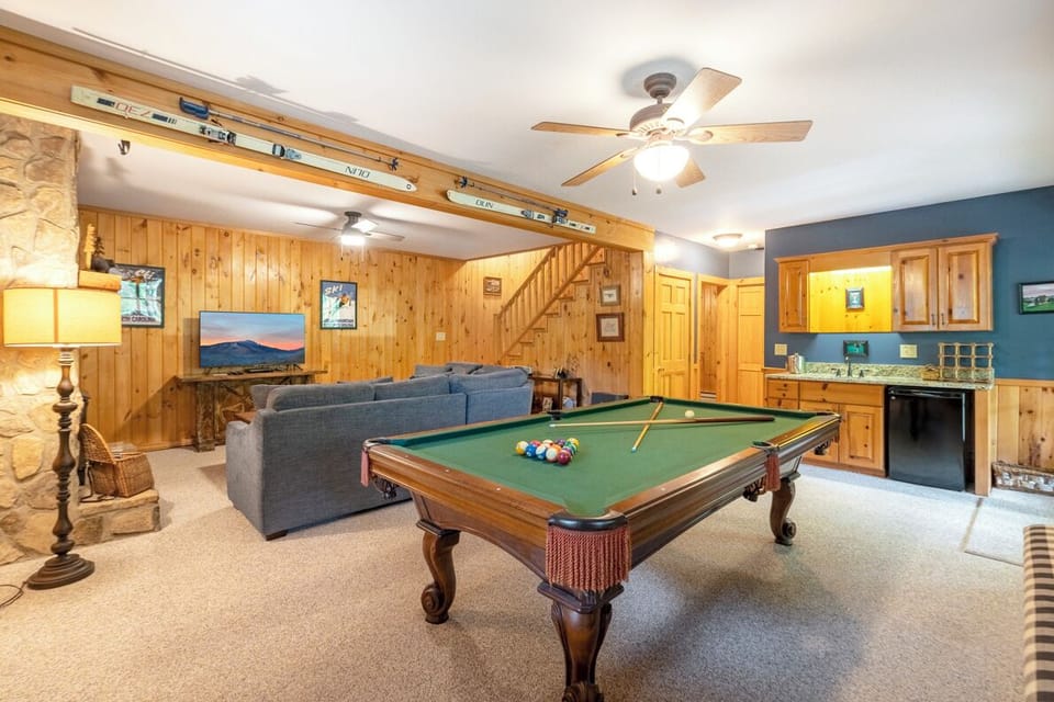 Rec Room--- Pool Table, Wet Bar, TV
