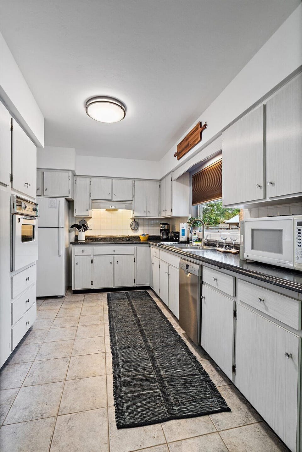 This kitchen space has plenty of countertop space and a dishwasher to make cooking and cleaning up a breeze!