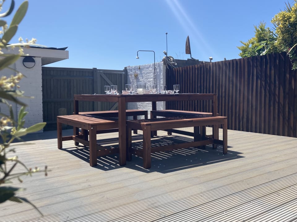 Outdoor dining for 8 persons